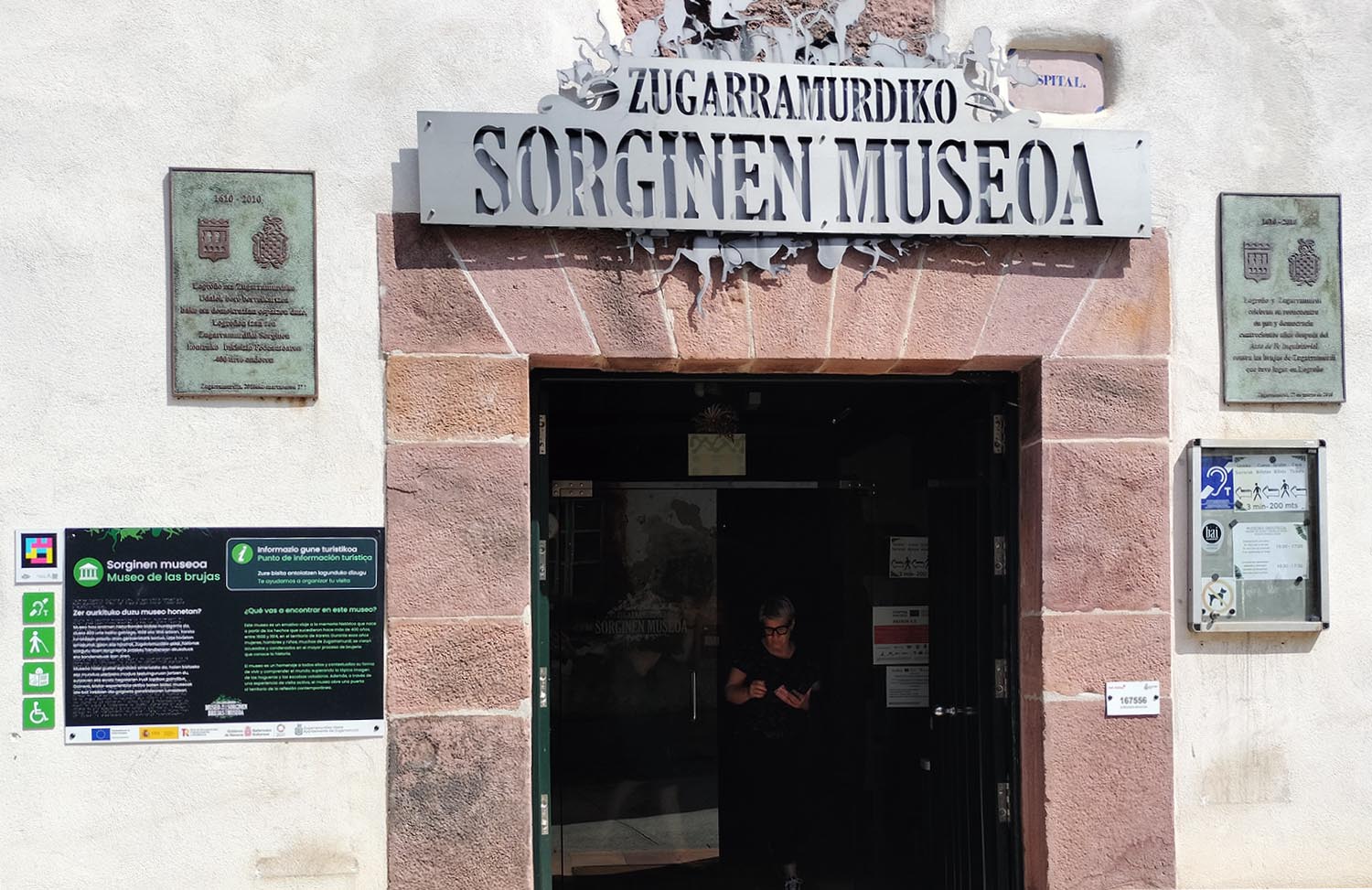 Foto exterior museo QR - accesibilidad auditiva