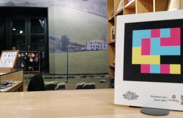 Foto mostrador museo - QR accesibilidad auditiva